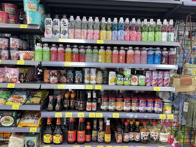 Estantería de alimentación y bebidas en Bazar San Cibrao